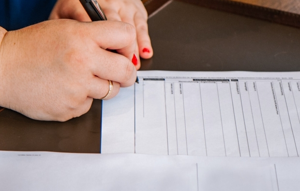 Person signing a document 