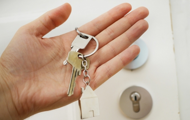 A person holding house keys
