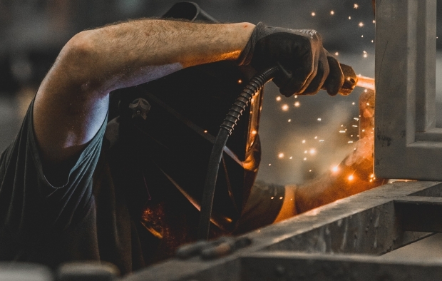 A person works in a dangerous environment that could lead to an accident and an employer's liability claim