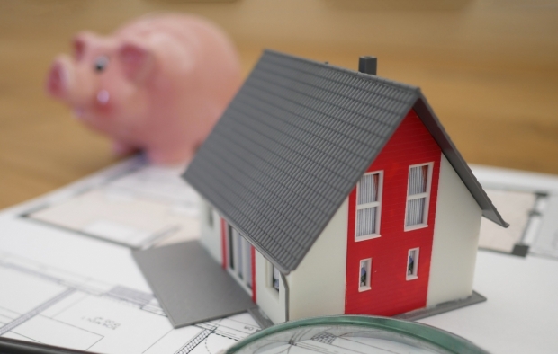 A house and a piggy bank on a table